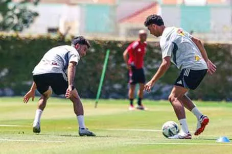 الأهلي يرحب بعودة الثنائي المصاب قبل مباراة البنزرتي الودية الأهلي يرحب بعودة الثنائي المصاب قبل مباراة البنزرتي الودية