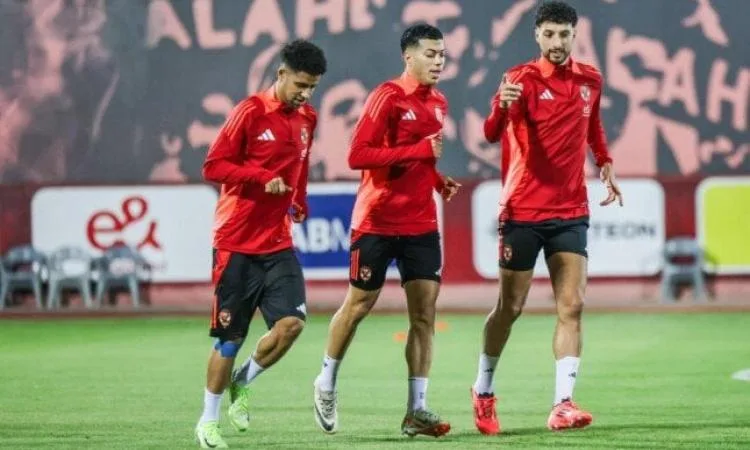 الأهلي يغادر إلى تونس اليوم لإجراء معسكر تدريبي خارجي استعداداً للموسم المقبل.