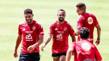 الأهلي يواصل تحضيراته في تونس بمحاضرة من ريبيرو وتدريب قوي بمشاركة جميع اللاعبين.