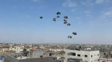 الإمارات تستمر في إلقاء المساعدات الجوية فوق غزة