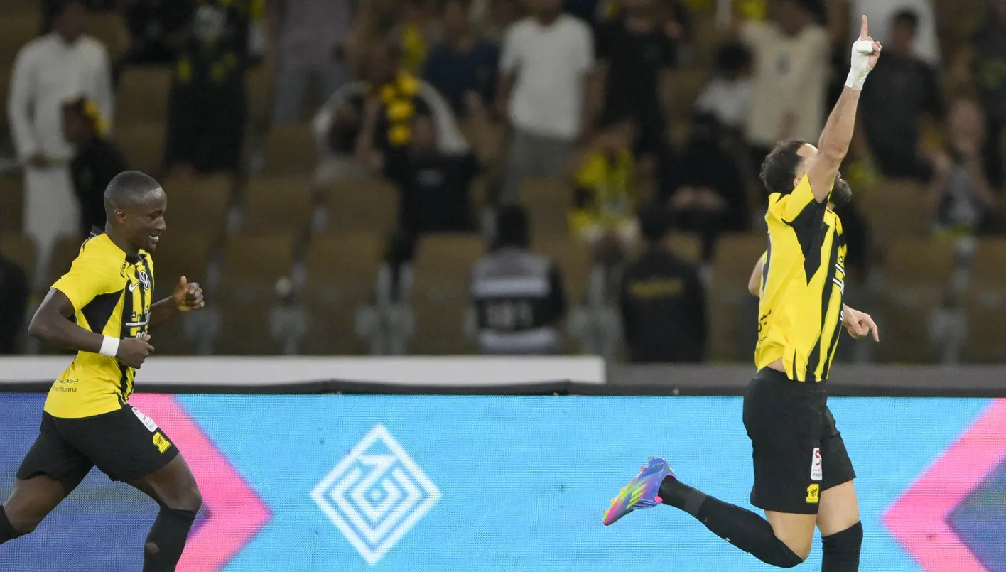 الاتحاد يختتم تفاصيل عقد بنزيما الجديد الاتحاد يختتم تفاصيل عقد بنزيما الجديد