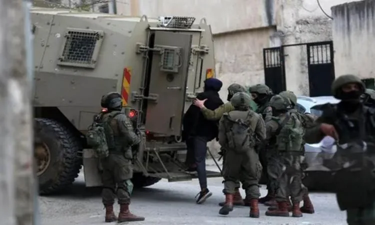 الاحتلال الإسرائيلي يعتقل 30 فلسطينياً في الضفة الغربية، بينهم أطفال وأسيرة سابقة.