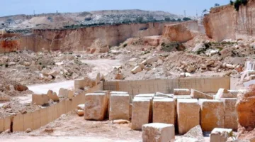 الاحتلال ي confiscate معدات وشاحنات من موقع محجر في جنين