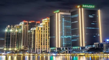 البنك الأهلي المصري يتيح 30 فرعًا للعمل يومي الجمعة والسبت لتبديل العملات الأجنبية.