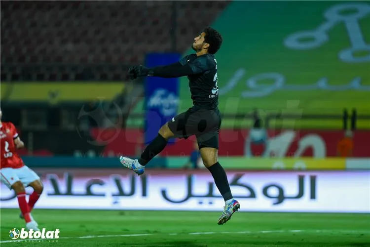 البنك الأهلي يتعاقد مع حارس الأهلي السابق لأربع سنوات