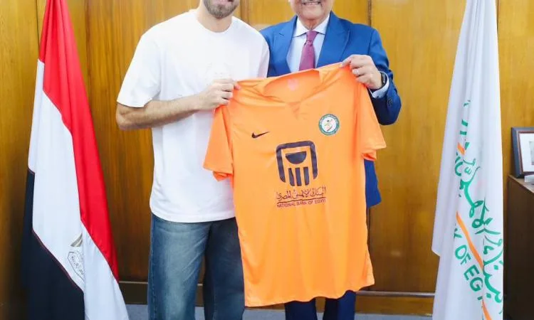 البنك الأهلي يوقع مع يسري وحيد من طلائع الجيش لعقد يمتد لثلاث سنوات البنك الأهلي يوقع مع يسري وحيد من طلائع الجيش لعقد يمتد لثلاث سنوات