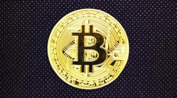 «البيتكوين» تنخفض بسبب القلق من الرسوم الجمركية