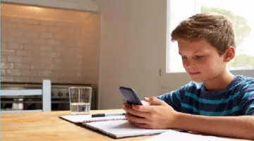 التعرض المبكر للهاتف يؤثر سلباً على الصحة النفسية للمراهقين