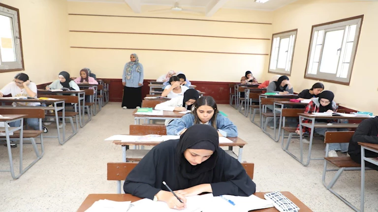 الثانوية العامة 2025: توزيع كتيبات الإجابة قبل امتحان الكيمياء والمواد الأخرى