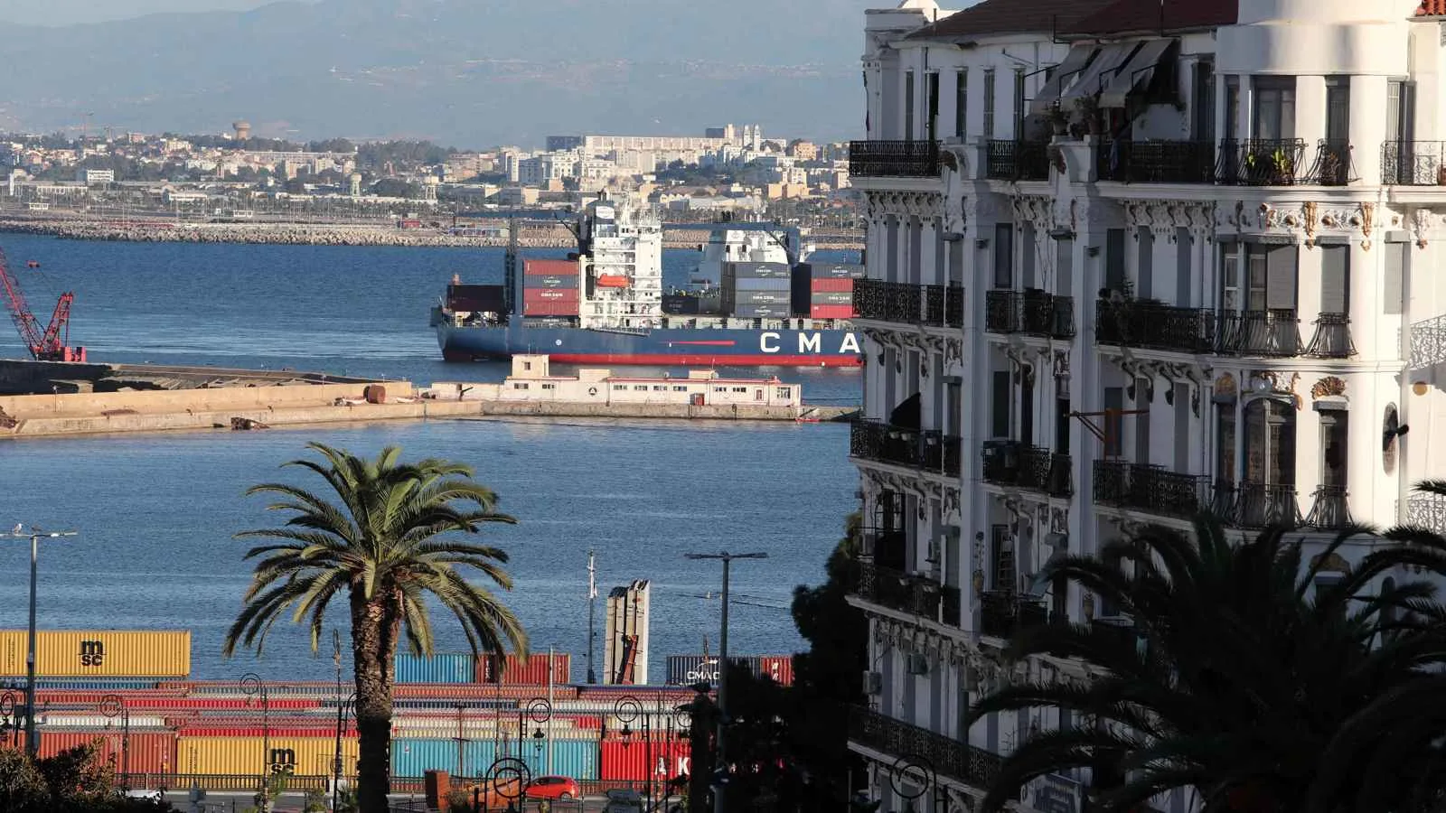 الجزائر تستأنف العمل في 3 أرصفة بميناء العاصمة لتعزيز حركة النقل البحري الجزائر تستأنف العمل في 3 أرصفة بميناء العاصمة لتعزيز حركة النقل البحري