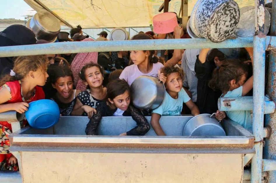 الجوع يتسبب في وفاة 21 طفلاً في غزة خلال 72 ساعة.. والضربات الإسرائيلية مستمرة الجوع يتسبب في وفاة 21 طفلاً في غزة خلال 72 ساعة.. والضربات الإسرائيلية مستمرة