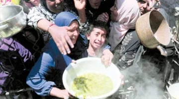 الجيش الإسرائيلي يرسل مساعدات إنسانية عن طريق الجو إلى قطاع غزة.
