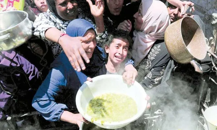 الجيش الإسرائيلي يرسل مساعدات إنسانية عن طريق الجو إلى قطاع غزة.