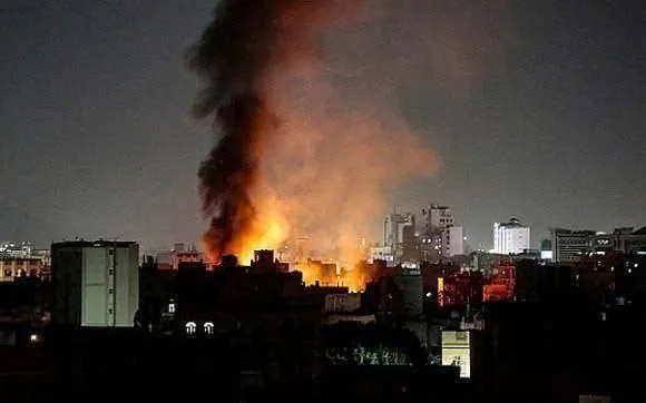 الجيش الإسرائيلي يعلن استهداف ميناء الحديدة ورأس عيسى والصليف في اليمن. الجيش الإسرائيلي يعلن استهداف ميناء الحديدة ورأس عيسى والصليف في اليمن.