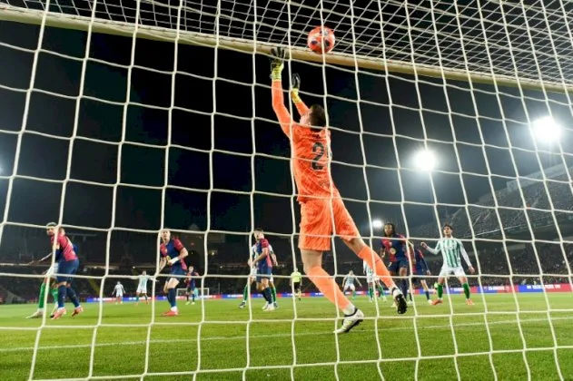 الحارس شتشيزني يوقع عقداً جديداً مع برشلونة يمتد حتى 2027 الحارس شتشيزني يوقع عقداً جديداً مع برشلونة يمتد حتى 2027