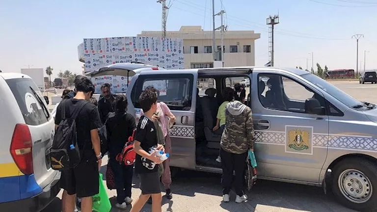 الحكومة السورية تقوم بإجلاء 1500 فرد من قبائل البدو في السويداء – صور الحكومة السورية تقوم بإجلاء 1500 فرد من قبائل البدو في السويداء – صور
