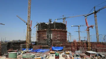 الحكومة تحدد تاريخ بدء تشغيل المفاعل الأول في محطة الضبعة النووية.