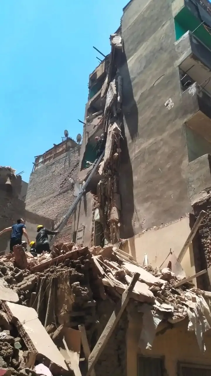 الحماية المدنية تقوم بإنقاذ أربعة أحياء وجثمان من تحت أنقاض المبنى المنهار في الساحل الحماية المدنية تقوم بإنقاذ أربعة أحياء وجثمان من تحت أنقاض المبنى المنهار في الساحل