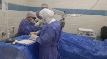 الخبر الصحي: طبيب مصري بارز في علاج الجلوكوما يجرى 6 عمليات جراحية مجانية في دمنهور