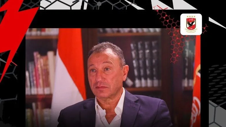 الخطيب يقدم قميص الأهلي كهدية لشركة تنظيم معسكر تونس
