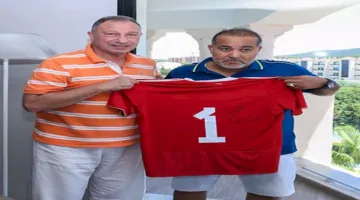 الخطيب يقدم قميص الأهلي كهدية للشركة المسؤولة عن تنظيم معسكر تونس