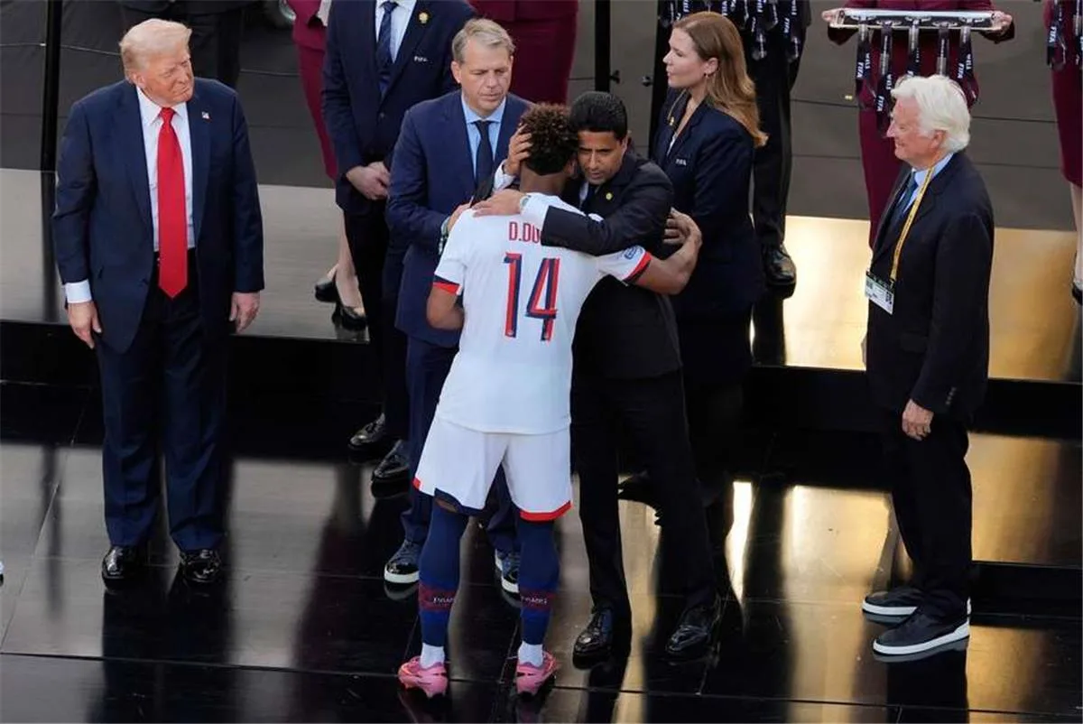 الخليفي يؤيد إنريكي بعد سلوكه غير اللائق في نهائي كأس العالم للأندية الخليفي يؤيد إنريكي بعد سلوكه غير اللائق في نهائي كأس العالم للأندية