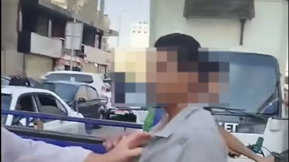 الداخلية تحقق في مقطع يزعم فيه امرأة أن شخصًا ارتكب فعلًا مشينًا في السلام. الداخلية تحقق في مقطع يزعم فيه امرأة أن شخصًا ارتكب فعلًا مشينًا في السلام.