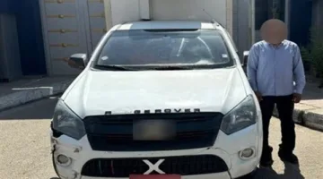 الداخلية تلقي القبض على سائق سيارة نقل خالف الاتجاه واصطدم بمركبة خاصة.