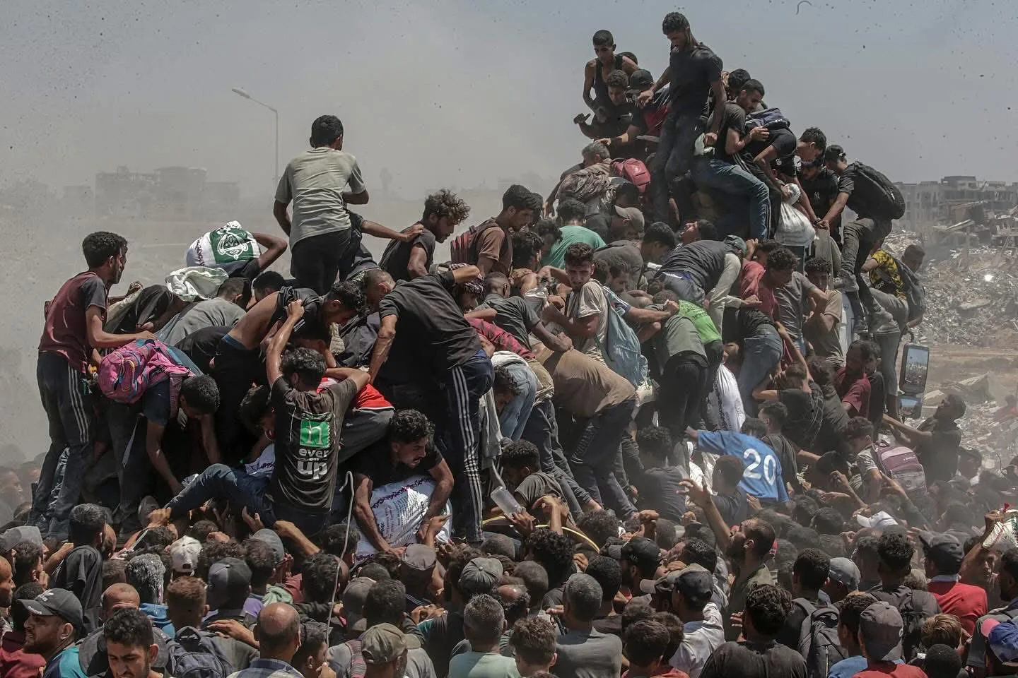 الداخلية في غزة: الاحتلال يخلق الفوضى ويشجع على تشكيل شبكات سرقة المساعدات