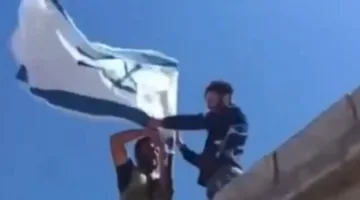 الدروز السوريون يرفعون العلم الإسرائيلي فوق بيوت السويداء (فيديو)