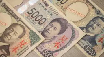 الدولار يتراجع أمام الين عقب إعلان ترامب عن اتفاق تجاري مع اليابان