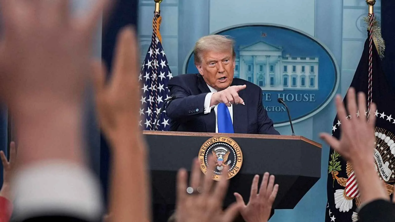 الدولار يتراجع.. هل أعلن ترامب الحرب على عملته بشكل متعمد؟ الدولار يتراجع.. هل أعلن ترامب الحرب على عملته بشكل متعمد؟