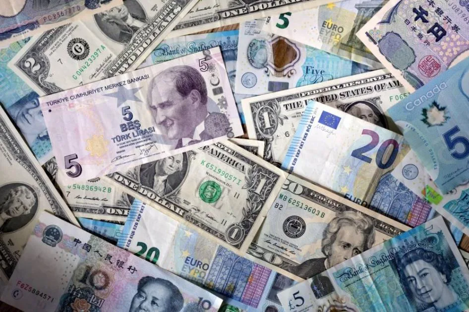 الدولار يثبت قوته أمام اليورو والين في ظل تصاعد الضغوط التجارية الأمريكية الدولار يثبت قوته أمام اليورو والين في ظل تصاعد الضغوط التجارية الأمريكية