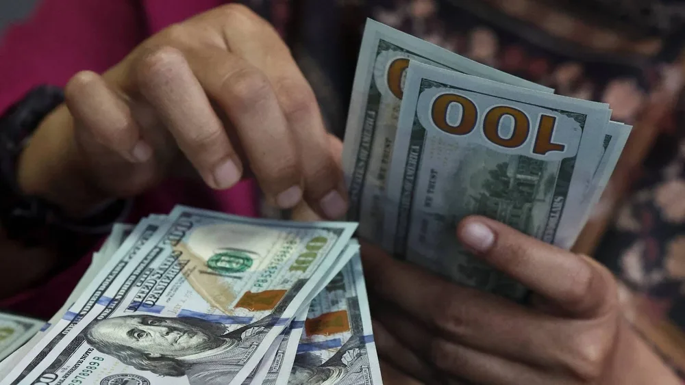 الدولار يثبت نفسه مقابل اليورو والين وسط تصاعد الضغوط التجارية في الولايات المتحدة الدولار يثبت نفسه مقابل اليورو والين وسط تصاعد الضغوط التجارية في الولايات المتحدة