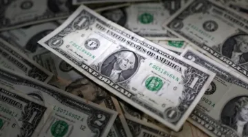 الدولار يقترب من أدنى مستوى له خلال أربع سنوات