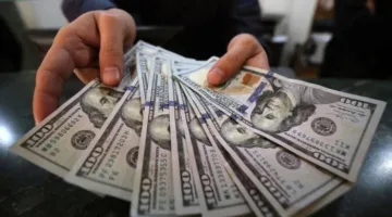 الدولار يقترب من أعلى سعر له خلال شهر