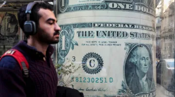 الدولار ينخفض مع اقتراب انتهاء مهلة رسوم ترامب الجمركية
