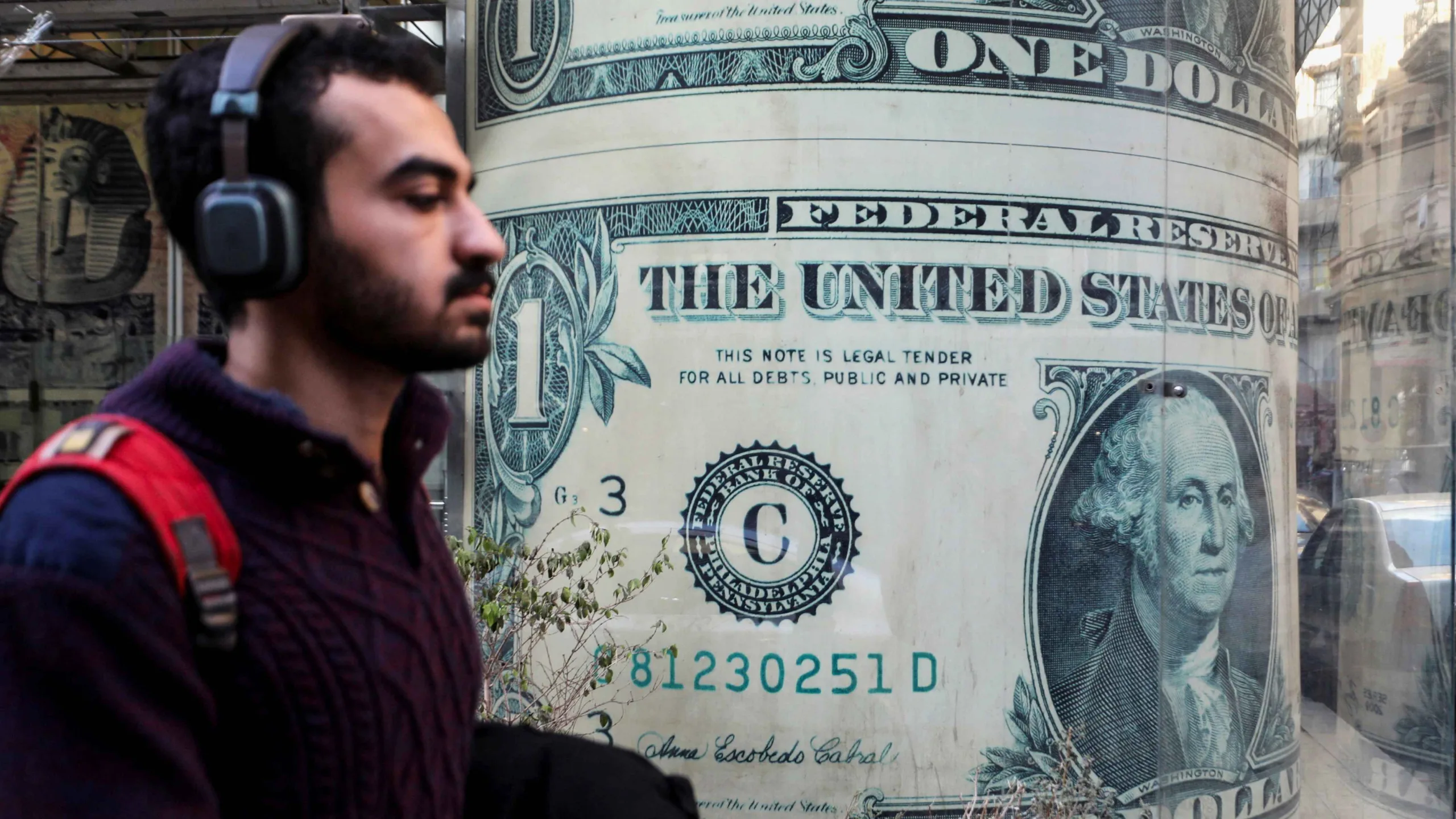 الدولار ينخفض مع اقتراب انتهاء مهلة رسوم ترامب الجمركية الدولار ينخفض مع اقتراب انتهاء مهلة رسوم ترامب الجمركية