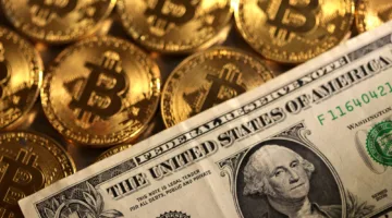 الدولار ينخفض وبتكوين يقترب من أعلى مستوى قياسي له