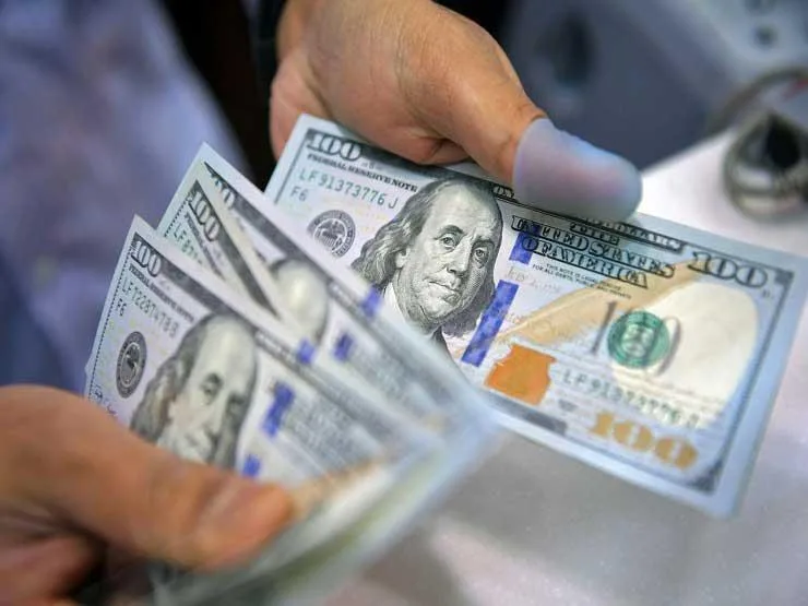 الدولار يواجه أسوأ انخفاض نصفي سنوي منذ فترة نيكسون.