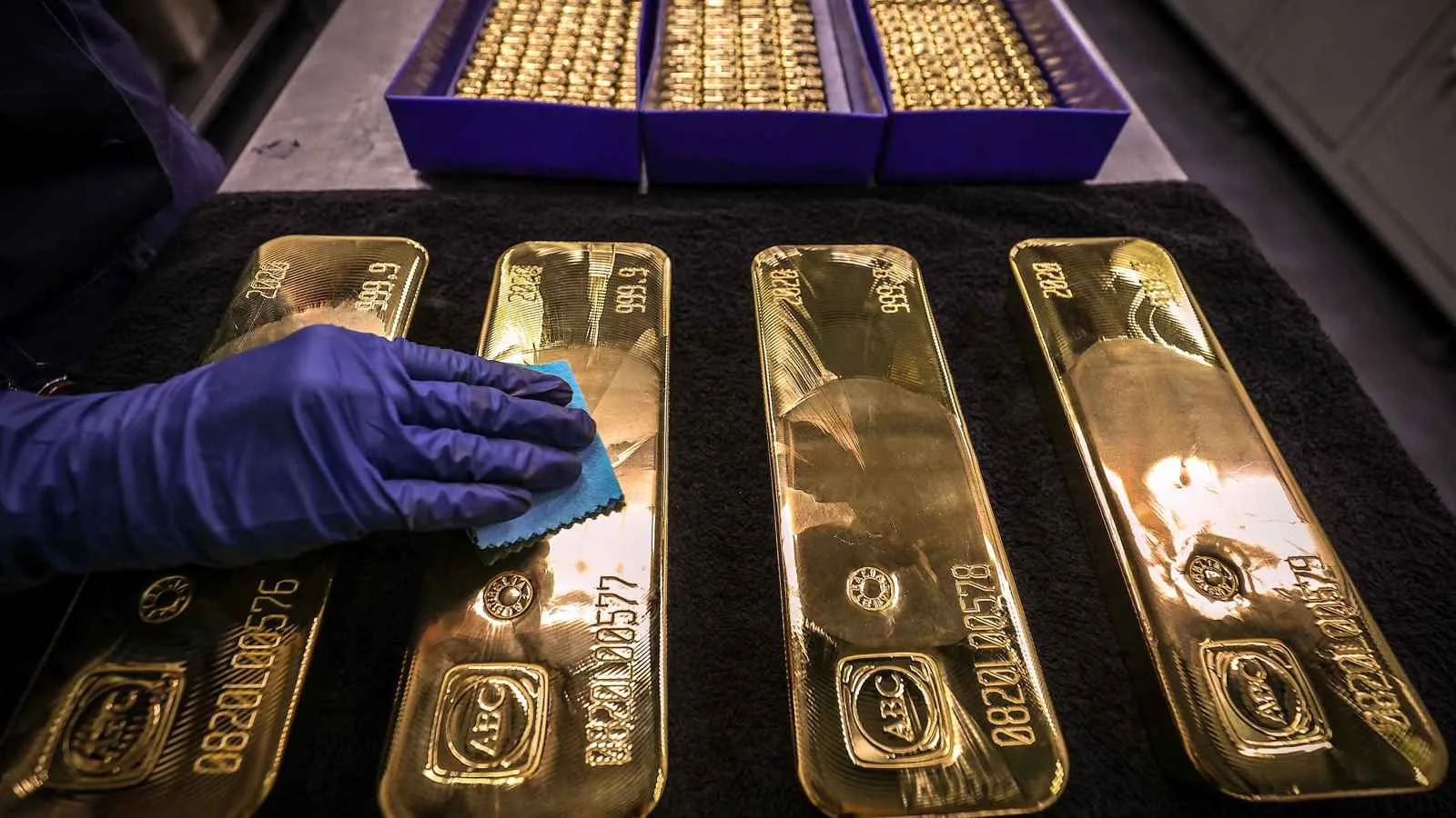 الذهب يرتفع وسط حالة من الغموض وينتظر قرارات ترامب بشأن التعريفات الجمركية