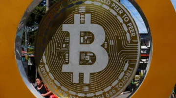 الرئيس الأمريكي يعتمد تشريع “العملات المستقرة” لتنظيم الأصول الرقمية
