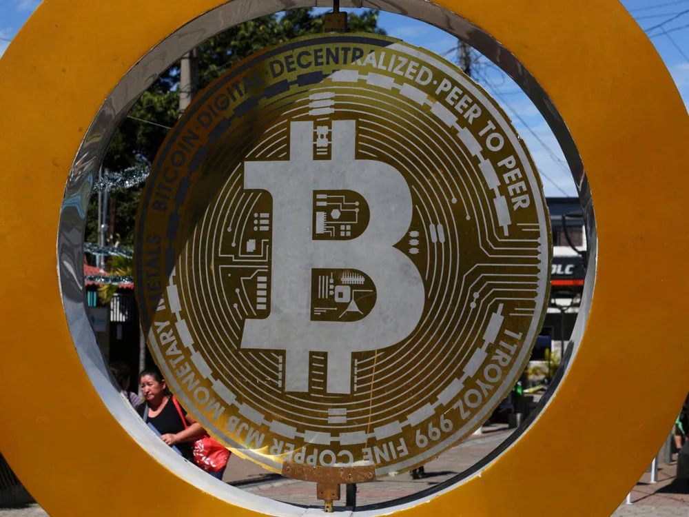 الرئيس الأمريكي يعتمد تشريع “العملات المستقرة” لتنظيم الأصول الرقمية
