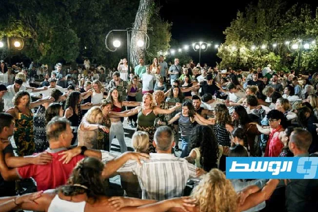 الرقصات الصيفية الجماعية في القرى اليونانية تجذب السياح