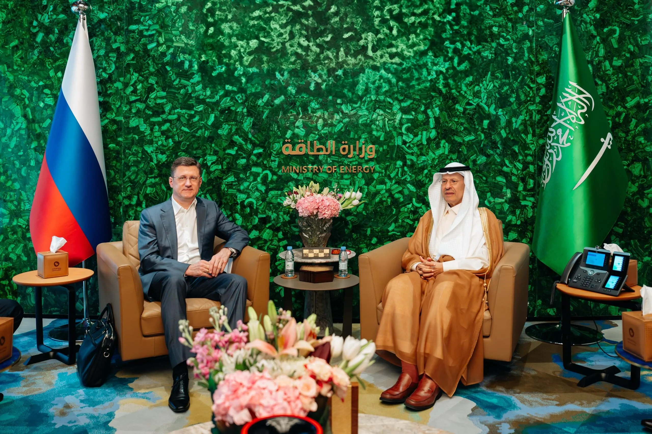 الرياض وموسكو تتفاوضان على تعزيز التجارة وتوسيع مجالات التعاون الاقتصادي. الرياض وموسكو تتفاوضان على تعزيز التجارة وتوسيع مجالات التعاون الاقتصادي.