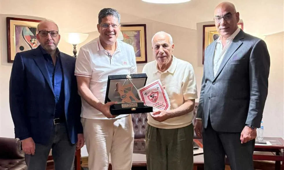 الزمالك يمنح تكريماً لأيمن الرمادي الزمالك يمنح تكريماً لأيمن الرمادي