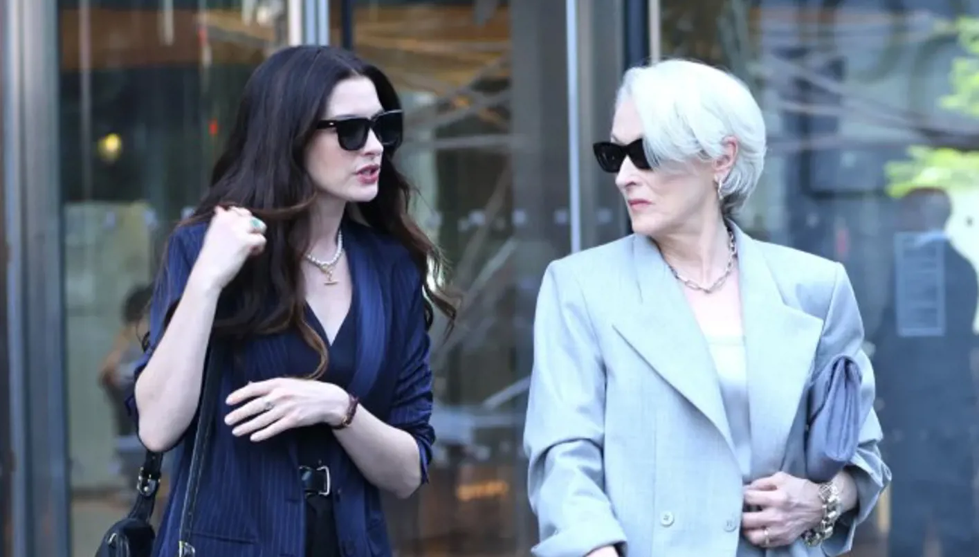 الزي الرسمي يهيمن على إطلالات آن هاثاواي وميريل ستريب في الجزء الثاني من “The Devil Wears Prada”