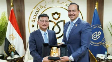 السبكي ومسؤول من شركة هواوي يراجعون نتائج الاتفاقية الموقعة في الصين
