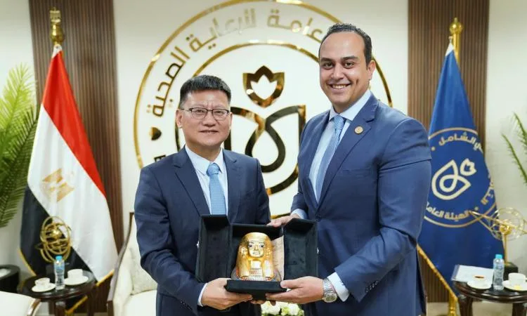 السبكي ومسؤول من شركة هواوي يراجعون نتائج الاتفاقية الموقعة في الصين