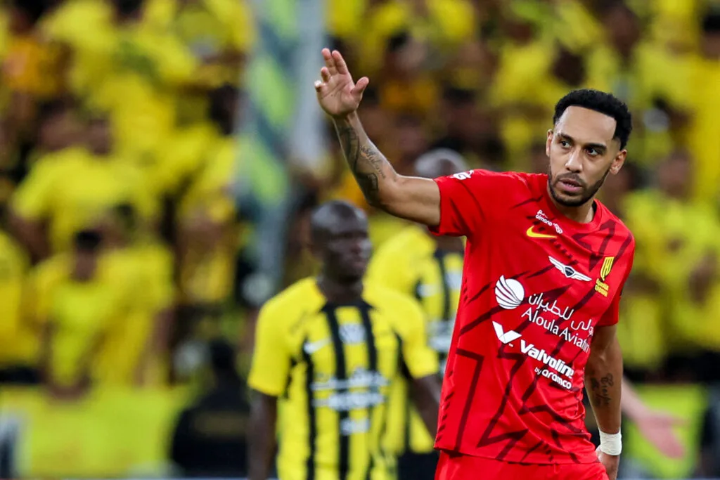 السعودية أم فرنسا؟ أوباميانغ يُعلن انتهاء التفاوض مع ناديه الجديد.